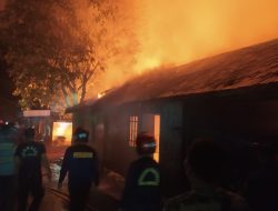 Empat Bangunan Rumah Warga Kuala Pembuang Ledes Diamuk Si Jago Merah 