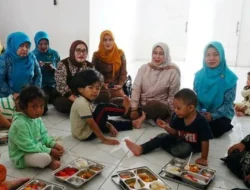 Serahkan Makanan Bergizi, Ketua TP-PKK Barito Utara : Anak-anak Adalah Aset Masa Depan Daerah