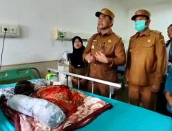 Peduli Masyarakat, Bupati dan Wabup Barito Utara Jenguk Bayi Hidrosefalus di RSUD