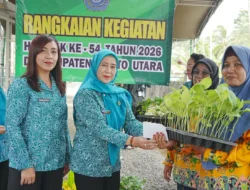 Serahkan Bibit Tanaman kepada Kelompok Wanita Tani di Desa Baru Raya I, Katua TP-PKK Barito Utara Harapkan Ini